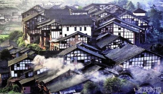 Nu nhan vien quan an bi cua co trong dem