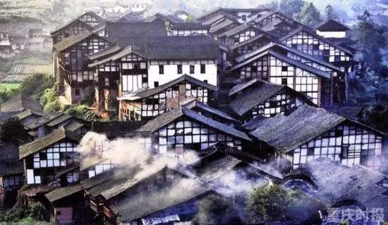 Nu nhan vien quan an bi cua co trong dem