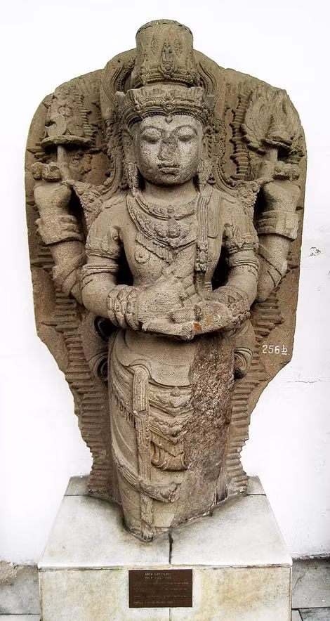 Một trong những dự đoán nổi tiếng nhất của vua Jayabaya là việc ông hoàng này cho rằng người da trắng sẽ xuất hiện ở vương quốc và chiếm đóng trong một thời gian dài.