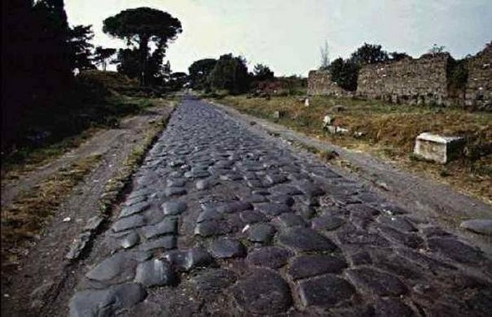 Cuối cùng, lớp phủ bề mặt ở mỗi nơi có sự khác nhau. Ở nhiều vùng đô thị, thành phố lớn, đường xá được phủ lớp bề mặt bằng các loại đá có độ bền cao như: đá tro núi lửa, đá vôi, bazan hay đá cuội.