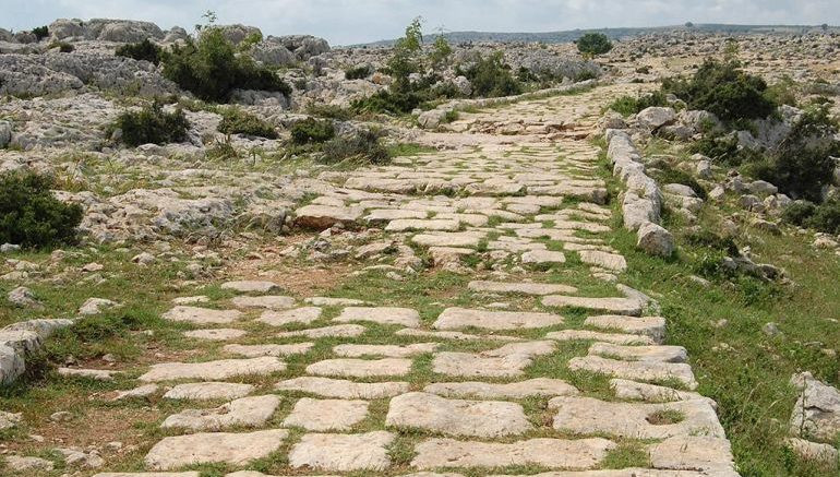 Lớp ở giữa thường được tạo thành từ những vật liệu mềm hơn như cát hay sỏi mịn. Người ta có thể phủ nhiều lớp lên nhau, trong đó lớp cuối cùng thường là sỏi, thỉnh thoảng được trộn với vôi.