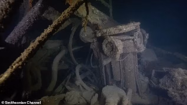 13 thủy thủ Mỹ may mắn sống sót khi được một tàu của Hải quân nước này đi ngang qua và giải cứu.