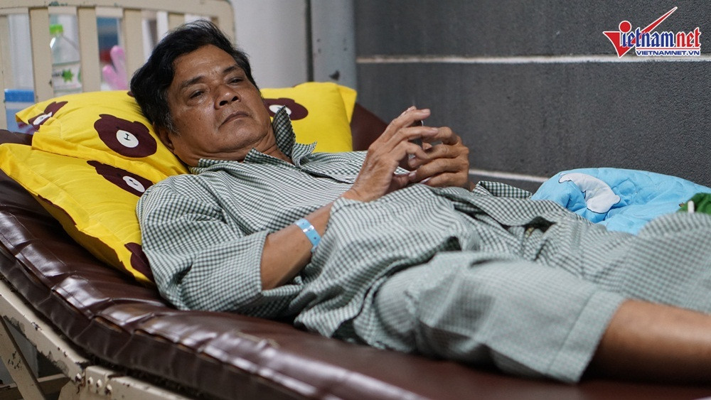 Vo nghe si Mai Tran xot xa nhin chong nam hanh lang vien cho phau thuat