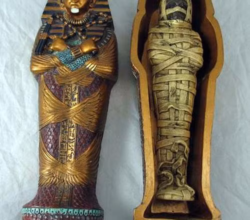 Nghiên cứu của các chuyên gia chỉ ra khi trộn với dầu, nhựa thông tạo ra hợp chất kháng khuẩn, giúp giảm khả năng phân hủy của thi thể.