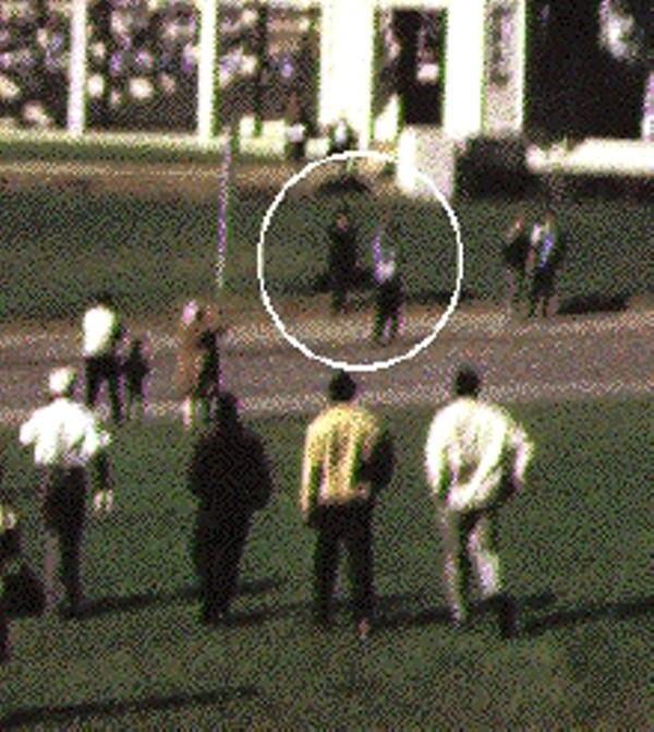 Ly kỳ hơn, một giả thuyết suy đoán người đàn ông bí ẩn sử dụng chiếc ô chính là kẻ ám sát. Người này bí mật dùng một khẩu súng giấu trong ô để ám sát ông chủ Nhà Trắng.