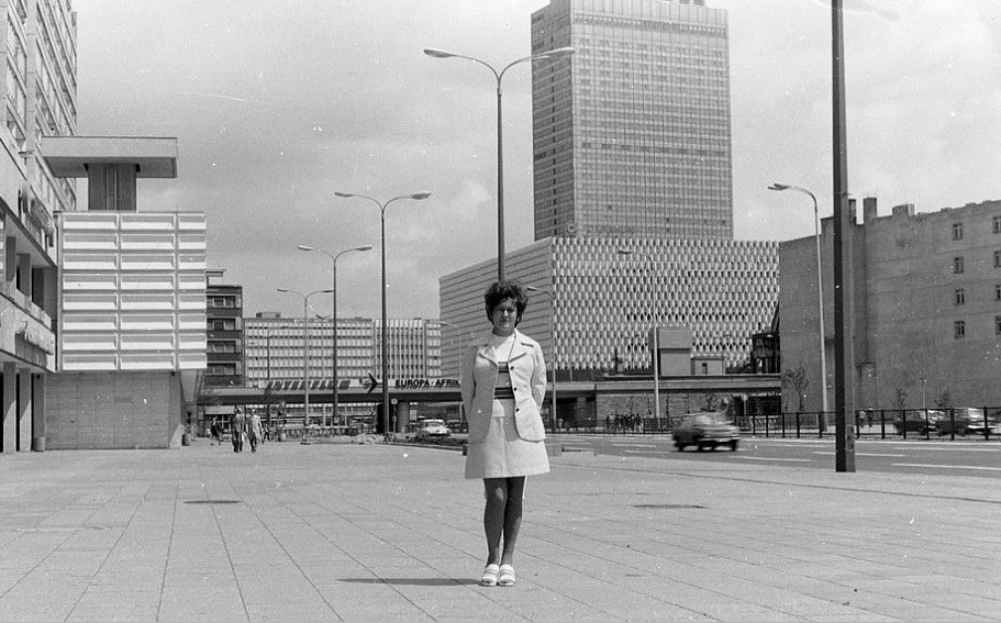 Một phụ nữ chụp ảnh tại hè phố Đông Berlin. Trước khi Bức tường Berlin kiên cố được xây dựng vào năm 1961, khoảng 3,5 triệu người dân ở Đông Berlin bỏ trốn sang Tây Berlin.