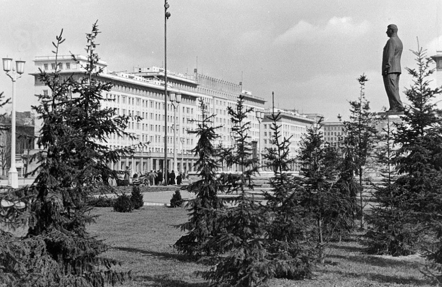 Bức tượng nhà lãnh đạo Liên Xô được đặt ở một vị trí cao tại Đông Berlin năm 1958.