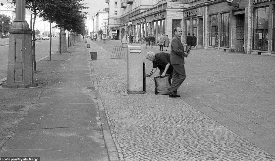 Nhân viên bưu điện làm việc cho Karl-Marx-Allee lấy thư từ hòm thư để chuyển đến các địa chỉ của người nhân năm 1961.