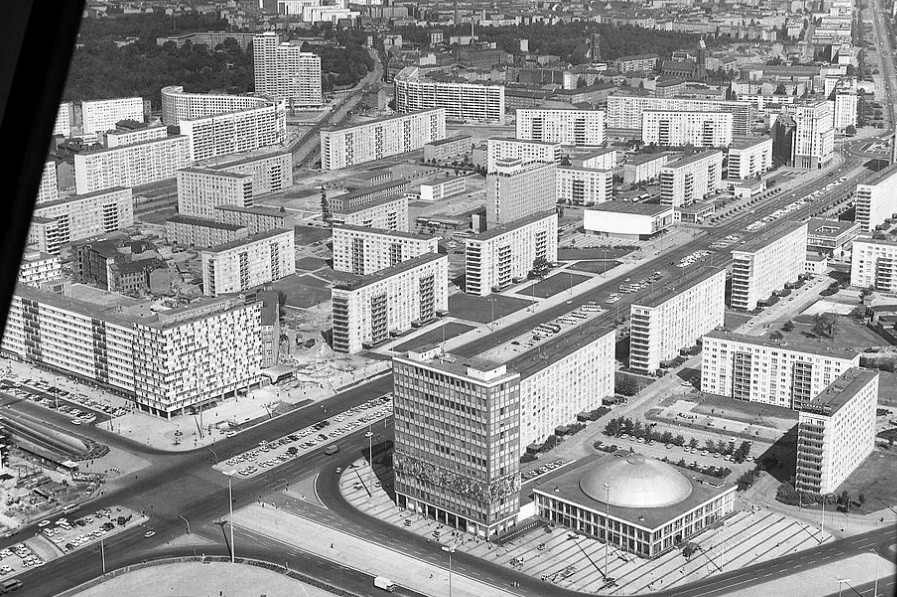 Toàn cảnh Đông Berlin với nhiều tòa nhà cao tầng san sát nhau nhìn từ tháp truyền hình.