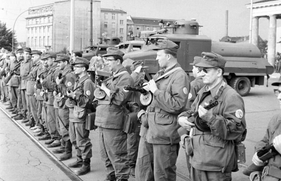 Một nhóm binh sĩ được trang bị vũ khí đứng tại ranh giới giữa Đông và Tây Berlin để chuẩn bị xây dựng Bức tường Berlin tháng 8/1961.