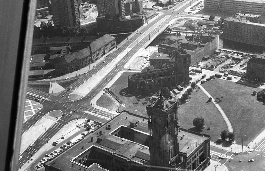 Hình ảnh tòa thị chính (Rotes Rathaus) chụp từ tháp truyền hình ở Đông Berlin.