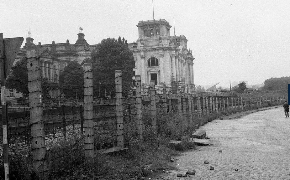 Toà nhà Quốc hội Đức (Reichstag) tại thủ đô Berlin năm 1962. Hàng rào thép gai này về sau trở thành Bức tường Berlin ngăn cách thủ đô của Đức thành Đông và Tây Berlin. Trong thời Chiến tranh Lạnh, Đông Đức do Liên Xô quản lý và Tây Đức chịu ảnh hưởng của Mỹ.