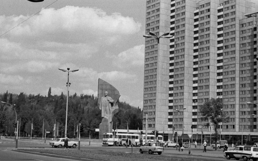 Một bức tượng cao 19m tạc nhà lãnh đạo Bolshevik Vladimir Lenin đặt tại vị trí trang nghiêm trên quảng trường ở Đông Berlin năm 1973.