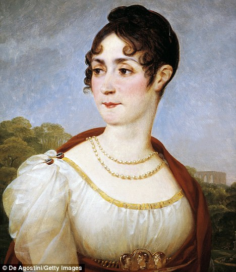 Vào năm 1796, hôn lễ của Napoleon với góa phụ Josephine được tổ chức long trọng tại Paris bất chấp định kiến của gia đình và xã hội khi ấy.