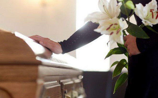 Tổ chức tang lễ cho người thân hay bạn bè là việc làm khiến nhiều người đau buồn, xót xa. Thay vì mai táng người chết theo cách thông thường, một số người đã sáng tạo ra những cách xử lý tử thi theo cách đặc biệt.