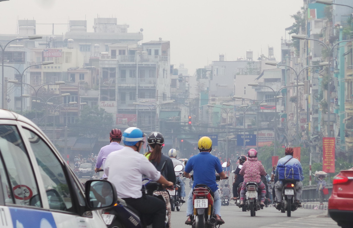 Khu vực cầu Calmette hướng vào quận 1 giăng đầy sương vào chiều cùng ngày.
