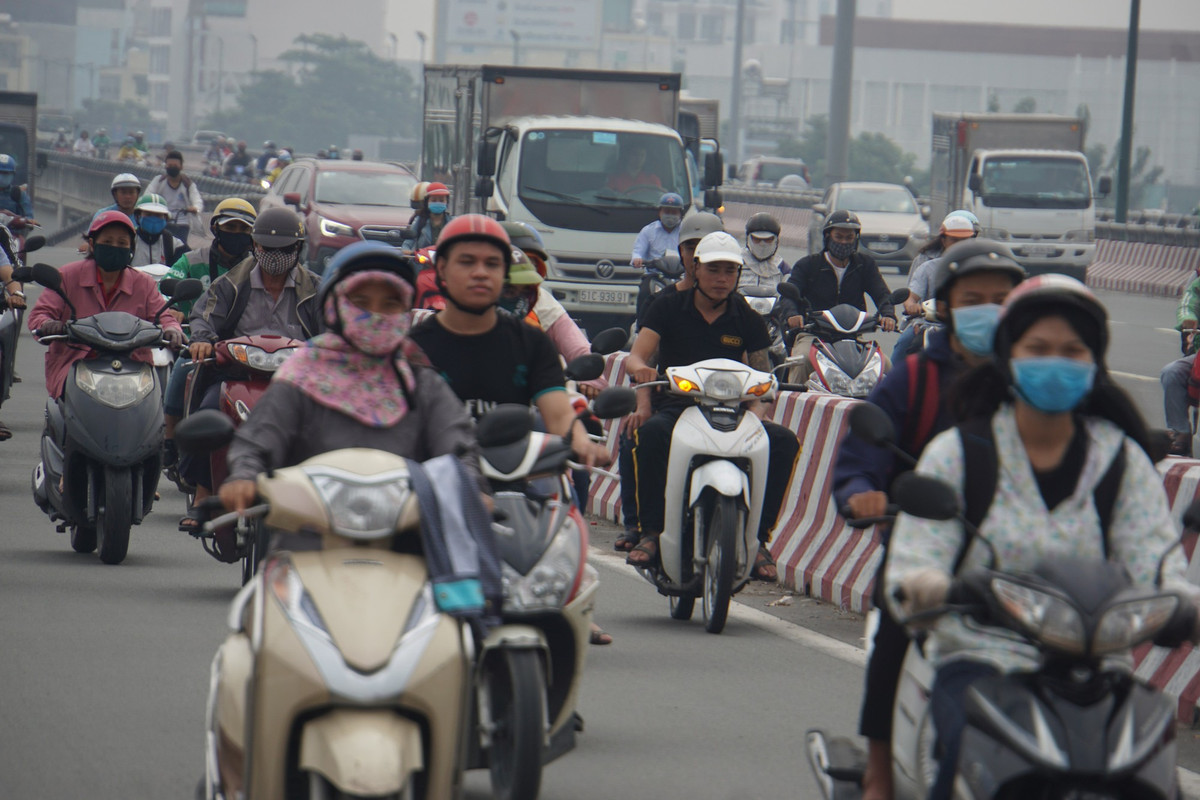Nhiều người dân lại cảm thấy thích thú vì thấy thời tiết mát mẻ, có lúc se se lạnh vì không nắng gắt. Tuy nhiên khi ra đường cần trang bị khẩu trang và mắt kính để chống bụi bẩn và không khí ô nhiễm.