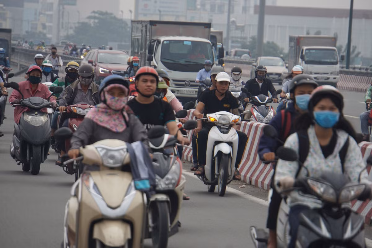 Nhiều người dân lại cảm thấy thích thú vì thấy thời tiết mát mẻ, có lúc se se lạnh vì không nắng gắt. Tuy nhiên khi ra đường cần trang bị khẩu trang và mắt kính để chống bụi bẩn và không khí ô nhiễm.