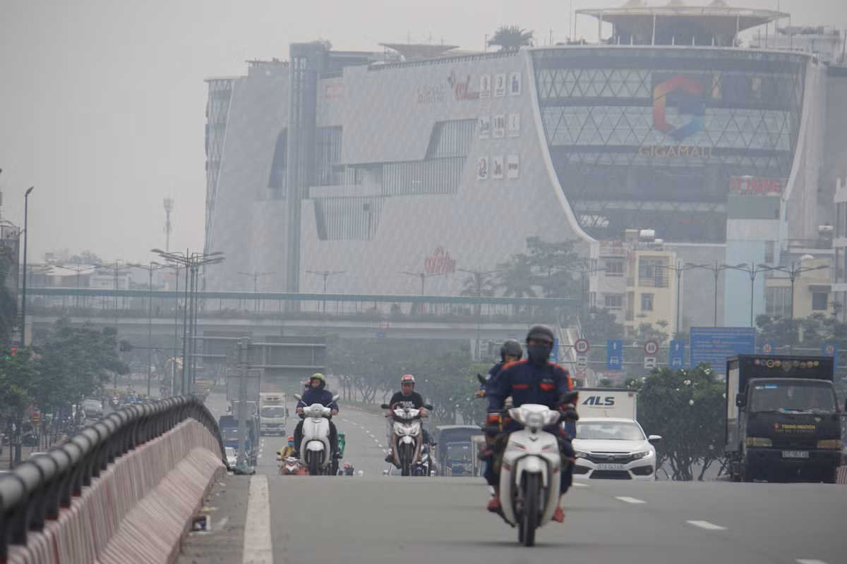 Sương mù tại TP HCM rất có hại đối với con người vì đây là đô thị đông đúc phương tiện giao thông phát ra khí thải, bụi mịn...