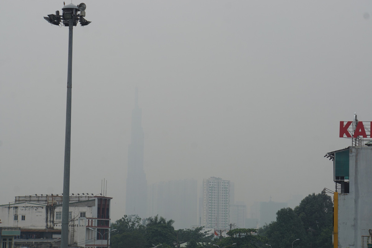 Tòa nhà Landmark 81 cao nhất Việt Nam mờ ảo trong màn sương.