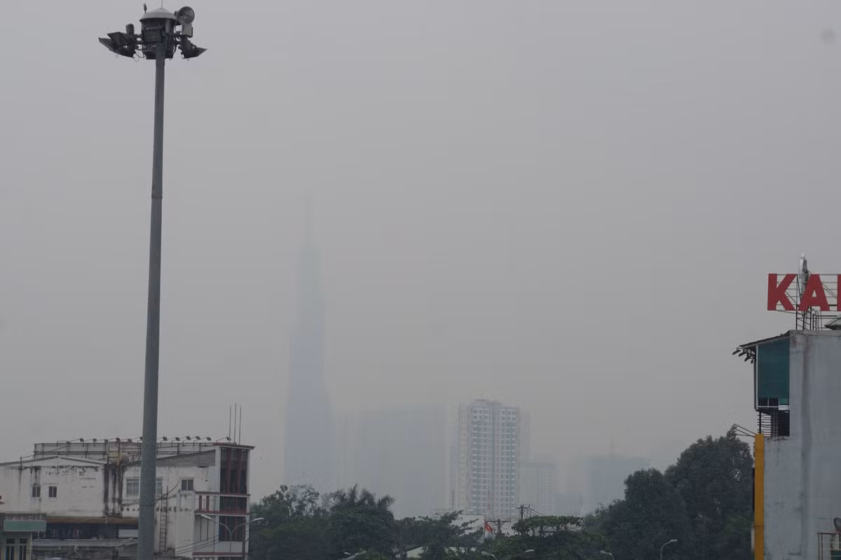 Tòa nhà Landmark 81 cao nhất Việt Nam mờ ảo trong màn sương.