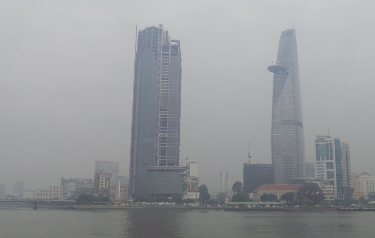 Khu vực Thủ Thiêm nhìn qua trung tâm TP. Trong tầm vài trăm mét, những tòa nhà cao tầng của TP HCM rất khó nhận thấy.