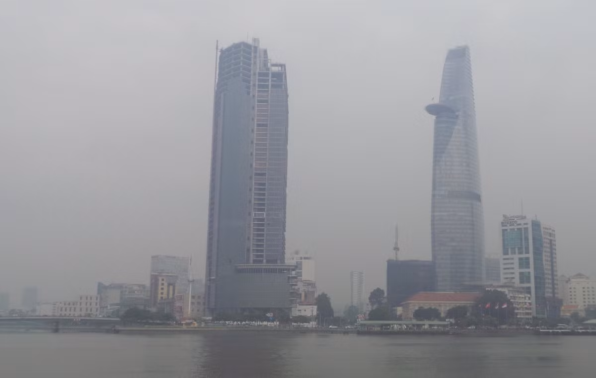 Khu vực Thủ Thiêm nhìn qua trung tâm TP. Trong tầm vài trăm mét, những tòa nhà cao tầng của TP HCM rất khó nhận thấy.