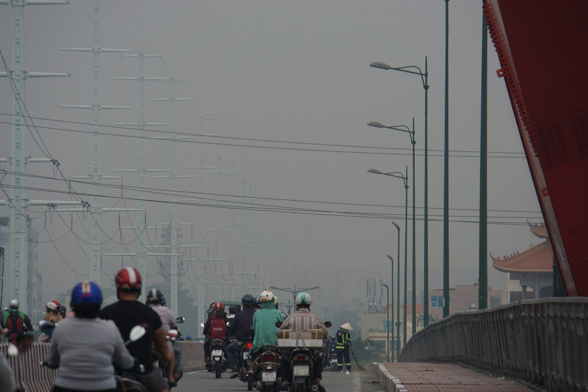 Hướng nhìn từ cầu Bình Lợi mới về khu vực sân bay Tân Sơn Nhất cũng không còn rõ ràng.