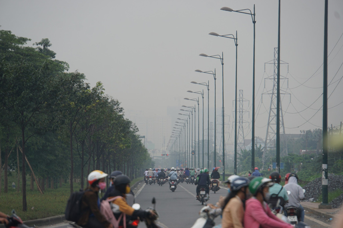 Đường Phạm Văn Đồng (quận Thủ Đức) mang vẻ âm u suốt ngày, tầm nhìn xa hạn chế.