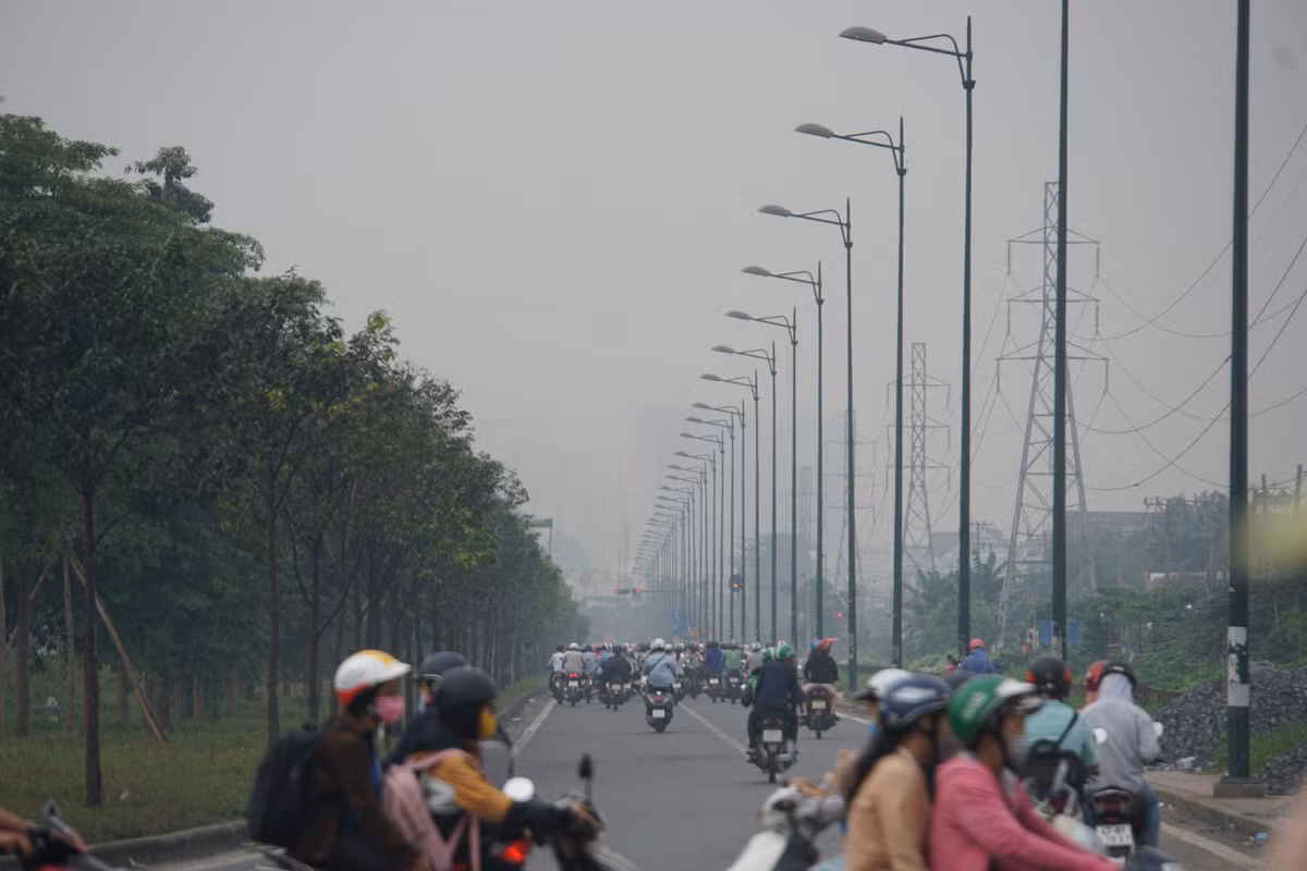 Đường Phạm Văn Đồng (quận Thủ Đức) mang vẻ âm u suốt ngày, tầm nhìn xa hạn chế.