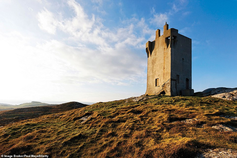 Trong Thế chiến 2, Ireland tuyên bố là quốc gia trung lập. Thế nhưng, Anh được chính phủ Ireland bí mật cho phép xây dựng tháp quan sát với các trang thiết bị hiện đại để theo dõi mọi động thái của kẻ địch cũng như để phòng thủ.