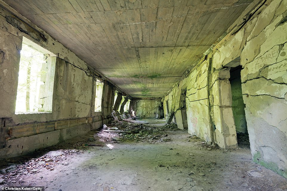 Đây là tàn tích khu nhà ở của sĩ quan phát xít Đức tại Hang sói (Wolf's Lair) nằm sâu trong rừng Masurian, Ba Lan. Căn cứ này là khu boongke bí mật nhất của Adolf Hitler. Video: Châu Á kỷ niệm ngày kết thúc Chiến tranh thế giới 2 (nguồn: VTC14)