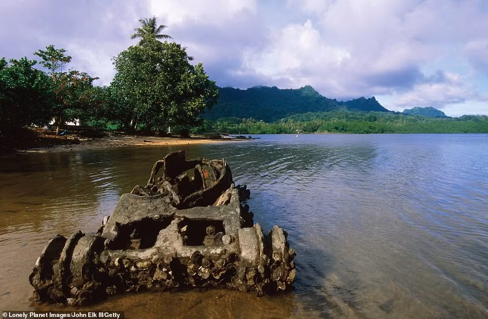 Tàn tích xe tăng của quân đội Nhật Bản tại đảo Kosrae, Micronesia.