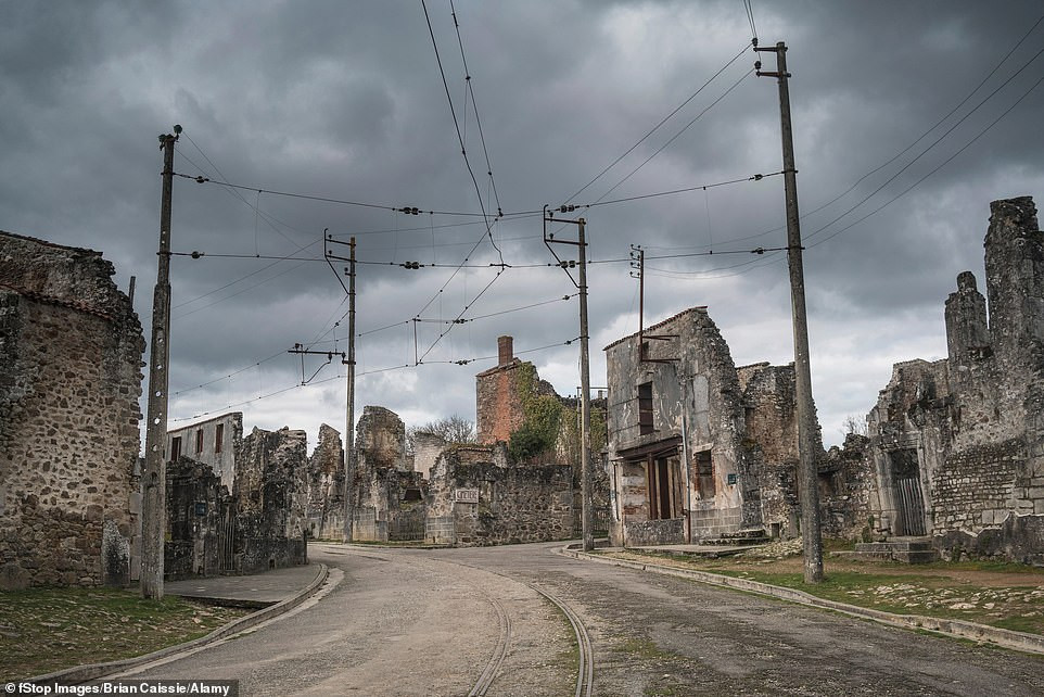 80 năm sau khi Chiến tranh thế giới 2 nổ ra, những tàn tích về cuộc xung đột đẫm máu này vẫn còn ở nhiều nước trên thế giới. Trong ảnh là ngôi làng Oradour-sur-Glane ở Haute-Vienne, Pháp là nơi diễn ra vụ thảm sát đẫm máu năm 1944. Khi ấy, phát xít Đức sát hại hơn 640 người dân địa phương, bao gồm cả phụ nữ và trẻ em. Nhiều ngôi nhà bị phá hủy hay thiêu rụi.