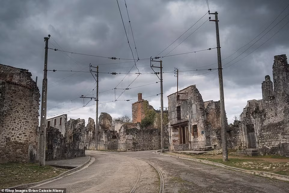 80 năm sau khi Chiến tranh thế giới 2 nổ ra, những tàn tích về cuộc xung đột đẫm máu này vẫn còn ở nhiều nước trên thế giới. Trong ảnh là ngôi làng Oradour-sur-Glane ở Haute-Vienne, Pháp là nơi diễn ra vụ thảm sát đẫm máu năm 1944. Khi ấy, phát xít Đức sát hại hơn 640 người dân địa phương, bao gồm cả phụ nữ và trẻ em. Nhiều ngôi nhà bị phá hủy hay thiêu rụi.