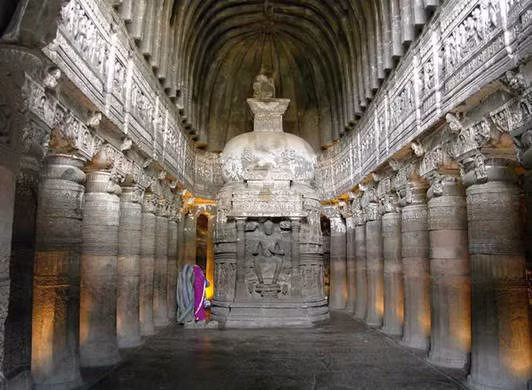 Cụm hang còn lại được xây dựng vào thế kỷ 5 và mang màu sắc Phật giáo mới. Trong số này, một số hang vẫn chưa hoàn thành quá trình xây dựng.