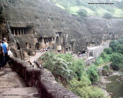 Ngoài tượng Phật, bên trong hệ thống hang động Ajanta còn có một số bức bích họa vẽ trên tường vẫn còn khá nguyên vẹn. Vào năm 1983, Ajanta được UNESCO công nhận là di tích lịch sử lớn nhất thế giới.