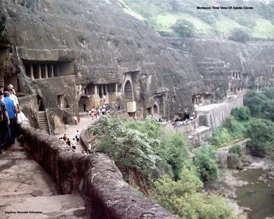 Ngoài tượng Phật, bên trong hệ thống hang động Ajanta còn có một số bức bích họa vẽ trên tường vẫn còn khá nguyên vẹn. Vào năm 1983, Ajanta được UNESCO công nhận là di tích lịch sử lớn nhất thế giới.