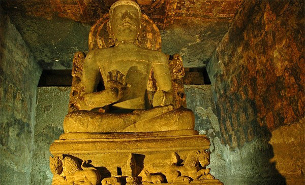 Bên trong hệ thống hang động Ajanta là hàng ngàn bức tượng được điêu khắc tuyệt đẹp.