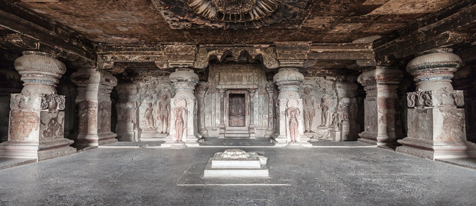 Hệ thống hang động Ajanta nằm ở lưng chừng núi, bên dưới là dòng sông Waghora.