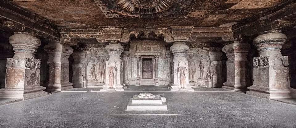 Hệ thống hang động Ajanta nằm ở lưng chừng núi, bên dưới là dòng sông Waghora.