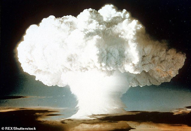 Với mục đích ngăn chặn quân địch chiếm đóng lãnh thổ bằng cách gây nhiễm phóng xạ, các nhà khoa học Anh chế tạo mìn hạt nhân dựa trên thiết kế của bom hạt nhân Blue Danube.