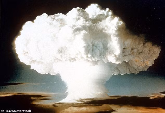 Với mục đích ngăn chặn quân địch chiếm đóng lãnh thổ bằng cách gây nhiễm phóng xạ, các nhà khoa học Anh chế tạo mìn hạt nhân dựa trên thiết kế của bom hạt nhân Blue Danube.