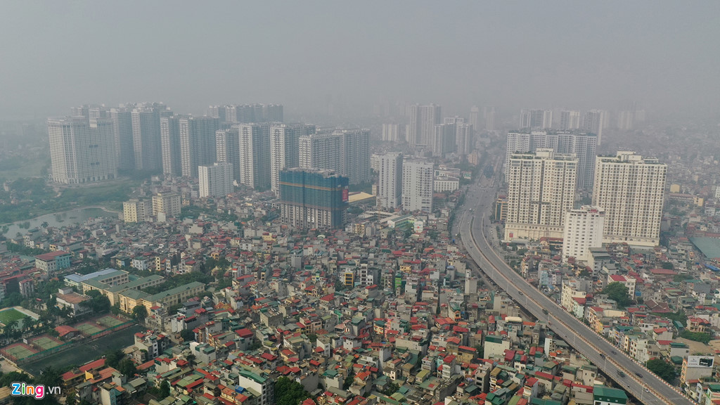 Theo bảng phân cấp chỉ số AQI ở Việt Nam, chỉ số AQI từ 100-200 thuộc nhóm không tốt, những người mắc bệnh nhạy cảm như hô hấp, tim mạch nên hạn chế ra ngoài. (Hình ảnh tại khu vực các quận Hoàng Mai, Thanh Trì).