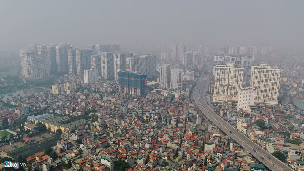 Theo bảng phân cấp chỉ số AQI ở Việt Nam, chỉ số AQI từ 100-200 thuộc nhóm không tốt, những người mắc bệnh nhạy cảm như hô hấp, tim mạch nên hạn chế ra ngoài. (Hình ảnh tại khu vực các quận Hoàng Mai, Thanh Trì).