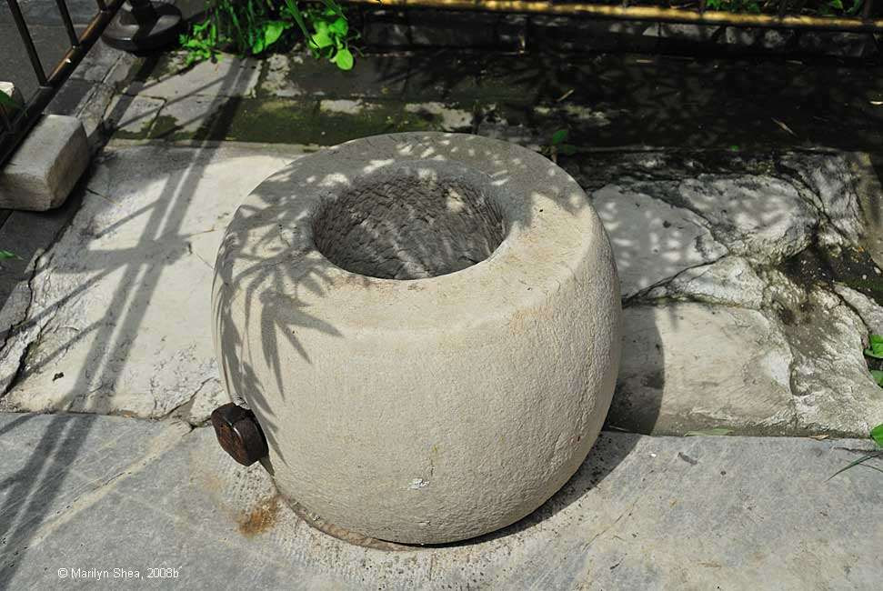 Cung nữ, thái giám được cho chính là những người lén giấu những của cải của bản thân hay trộm của chủ nhân nhưng chưa kịp đem ra ngoài bán nên đem giấu dưới giếng.