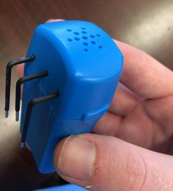 Đây là một cảm biến mức chất lỏng cho những người có vấn đề về thị lực, sẽ thông báo khi cốc / ly của họ đầy.