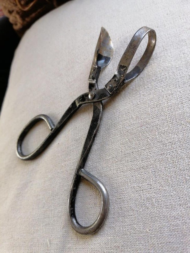 Đây là một cây kéo để loại bỏ mắt dứa.