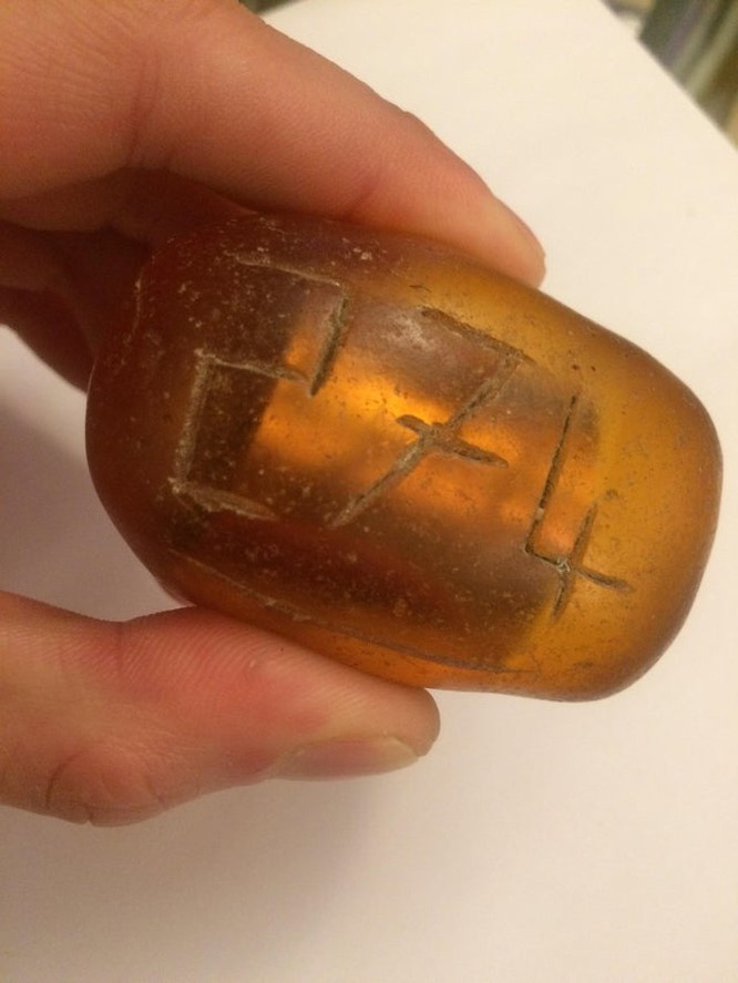 Các viên sỏi có gắn máy theo dõi để đo thông số trên bãi biển.