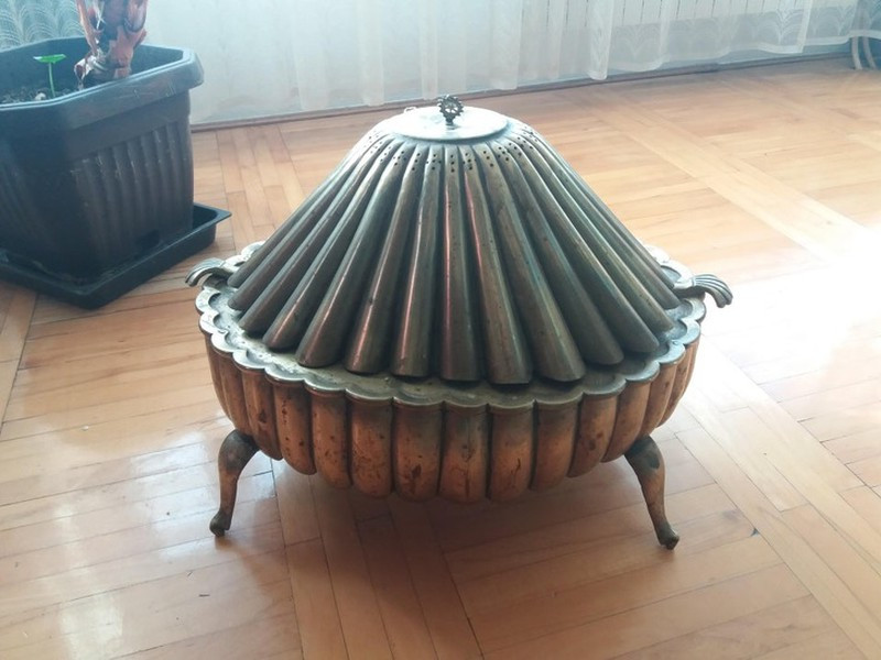 Đây là một chiếc chuông cổ kiểu Thổ Nhĩ Kỳ, còn được gọi là mangal. Thường được sử dụng bởi các dân tộc du mục ở Trung Đông để sưởi ấm và nấu ăn.